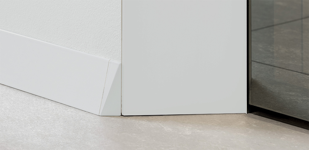 Primer-coated paintable inclined skirting board